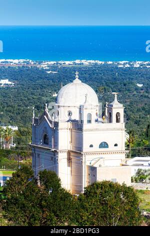 Chiesa della Madonna della Grata nei pressi di Ostuni con il mare sullo sfondo, Ostuni, Puglia, Italia, Europa Foto Stock