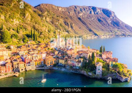 Veduta aerea dal drone di Varenna, Lago di Como, Lombardia, Laghi Italiani, Italia, Europa Foto Stock