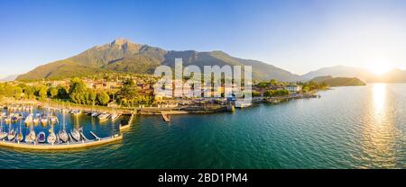 Vista panoramica del paese di Colico al tramonto, Lago di Como, Lombardia, Laghi Italiani, Italia, Europa Foto Stock