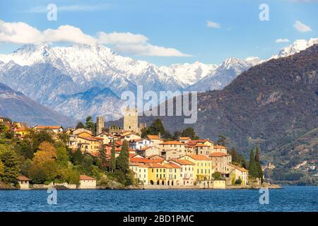 Villaggio di Rezzonico con montagne innevate sullo sfondo, Lago di Como, Lombardia, Laghi Italiani, Italia, Europa Foto Stock