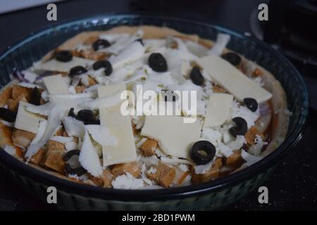 Deliziosa pizza al formaggio di pollo con pasta di grano intero e spazio per aggiungere testo Foto Stock