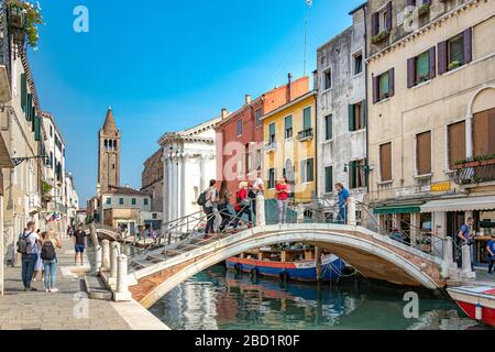 Ponte dei Pugni vicino campo San Barnaba un ponte sul canale sul Rio San Barnaba noto per antichi combattimenti pugnali, Venezia, Italia Foto Stock