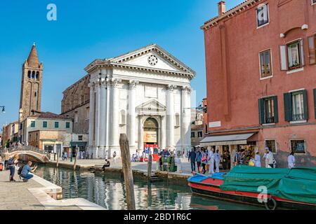 Campanile San Barnaba dietro la Chiesa San Barnaba una chiesa neoclassica nel quartiere Dorsoduro di Venezia Foto Stock