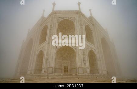 Il Taj Mahal in una mattinata nebbiosa, Patrimonio dell'Umanità dell'UNESCO, Agra, Uttar Pradesh, India, Asia Foto Stock