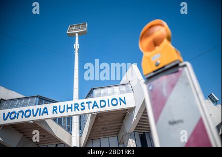 Bochum, Germania. 06th Apr, 2020. C'è una barricata di fronte allo stadio. La squadra di calcio di seconda lega VfL Bochum è uno dei club ad alto rischio nella crisi di Corona. Già nel maggio 2020, nel peggiore dei casi, l’ex club della Bundesliga potrebbe essere minacciato di insolvenza. Credit: Fabian Strauch/dpa/Alamy Live News Foto Stock