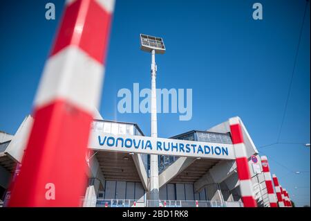 Bochum, Germania. 06th Apr, 2020. Le barriere sono di fronte all'ingresso della Vonovia Ruhrstadion. La squadra di calcio di seconda divisione VfL Bochum è uno dei club ad alto rischio nella crisi di Corona. Già nel maggio 2020, nel peggiore dei casi, l’ex club della Bundesliga potrebbe essere minacciato di insolvenza. Credit: Fabian Strauch/dpa/Alamy Live News Foto Stock