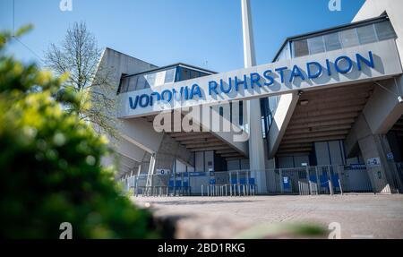 Bochum, Germania. 06th Apr, 2020. L'ingresso della Vonovia Ruhrstadion è chiuso. La squadra di calcio di seconda divisione VfL Bochum è uno dei club ad alto rischio nella crisi di Corona. Già nel maggio 2020, nel peggiore dei casi, l’ex club della Bundesliga potrebbe essere minacciato di insolvenza. Credit: Fabian Strauch/dpa/Alamy Live News Foto Stock