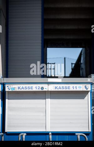 Bochum, Germania. 06th Apr, 2020. Le biglietterie di fronte allo stadio sono chiuse. La squadra di calcio di seconda lega VfL Bochum è uno dei club ad alto rischio nella crisi di Corona. Già a maggio, nel peggiore dei casi, l’ex Bundesliga Club potrebbe affrontare un’insolvenza. Credit: Fabian Strauch/dpa/Alamy Live News Foto Stock