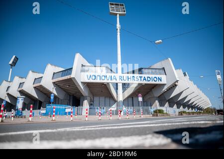 Bochum, Germania. 06th Apr, 2020. Le barriere sono di fronte all'ingresso della Vonovia Ruhrstadion. La squadra di calcio di seconda divisione VfL Bochum è uno dei club ad alto rischio nella crisi di Corona. Già nel maggio 2020, nel peggiore dei casi, l’ex club della Bundesliga potrebbe essere minacciato di insolvenza. Credit: Fabian Strauch/dpa/Alamy Live News Foto Stock