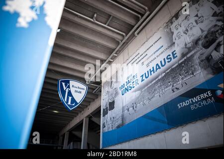 Bochum, Germania. 06th Apr, 2020. Un grande cartello con il logo del club è appeso allo stadio. La squadra di calcio di seconda divisione VfL Bochum è uno dei club ad alto rischio nella crisi di Corona. Già nel maggio 2020, nel peggiore dei casi, l’ex club della Bundesliga potrebbe essere minacciato di insolvenza. Credit: Fabian Strauch/dpa/Alamy Live News Foto Stock