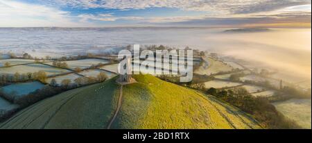 Vista aerea dal drone della mattina d'inverno frosty a Glastonbury Tor, Somerset, Inghilterra, Regno Unito, Europa Foto Stock