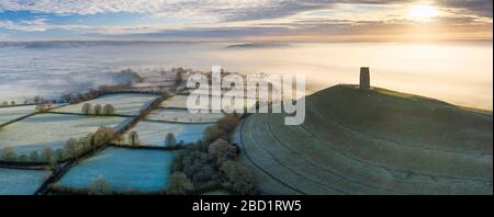 Vista aerea dal drone della mattina d'inverno frosty a Glastonbury Tor, Somerset, Inghilterra, Regno Unito, Europa Foto Stock