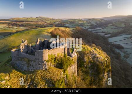 vista aerea dal drone di Carreg Cennen Castle, Brecon Beacons National Park, Carmarthenshire, Galles, Regno Unito, Europa Foto Stock