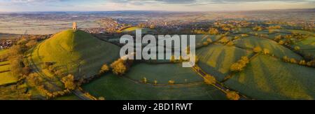 Vista aerea dal drone di Glastonbury Tor in una mattinata gelida sui livelli del Somerset, Somerset, Inghilterra, Regno Unito, Europa Foto Stock