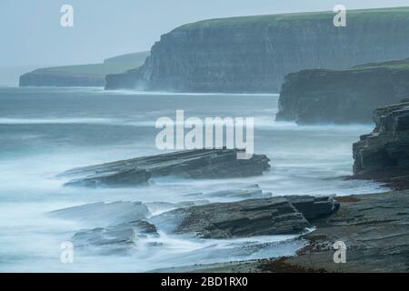 Il suggestivo paesaggio costiero vicino a Brough of Birsay, Mainland, Orkney Islands, Scotland, United Kingdom, Europe Foto Stock