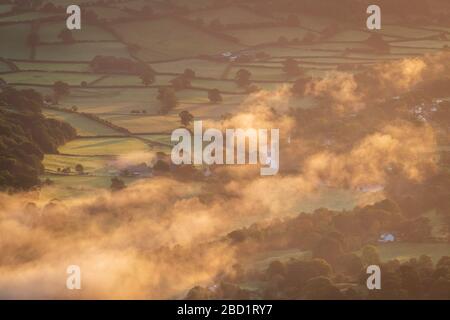 Nebbia che galleggia sulla valle di Usk all'alba, Brecon Beacons National Park, Powys, Galles, Regno Unito, Europa Foto Stock