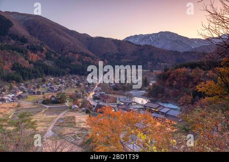 Vista elevata di Ogimachi, patrimonio dell'umanità dell'UNESCO, al crepuscolo, a Shirakawa-go, alla prefettura di Toyama, a Honshu, Giappone, Asia Foto Stock