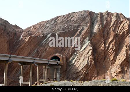 Recente costruzione della Via della Seta attraverso roccia solida nel deserto di Taklamakan vicino a Kuche, Xinjiang, Cina, Asia Foto Stock