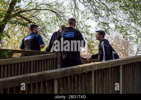 2 poliziotti di supporto della comunità che si impegnano con i membri del pubblico nel Trowbridge Wiltshire Foto Stock