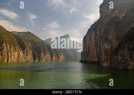 Entrando nelle tre Gole sul fiume Yangtze, vicino a Chongqing, Repubblica popolare Cinese, Asia Foto Stock