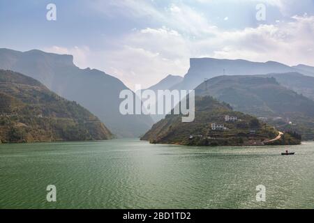 Vista delle tre Gole sul fiume Yangtze, Repubblica popolare Cinese, Asia Foto Stock