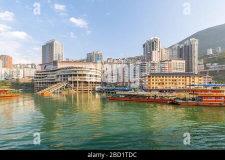 Vista della città di Enshi sul fiume Yangtze, Contea di Badong, Repubblica popolare Cinese, Asia Foto Stock