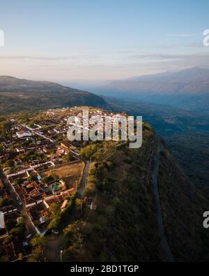 Veduta aerea dal drone di Barichara, Santander, Colombia, Sud America Foto Stock