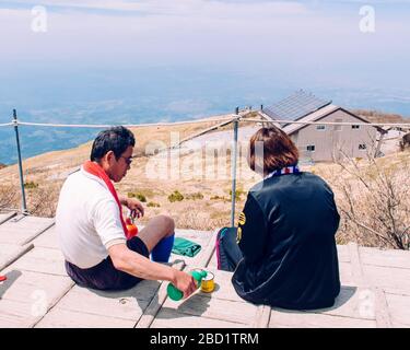 Uomo e donna che godono di vista sulla cima del Monte Daisen a Tottori, Giappone. Foto Stock