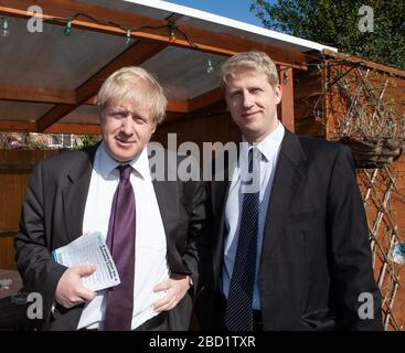 Boris Johnson posa con il suo fratello Jo Johnson al Conservative club di Orpington Kent durante la sua campagna elettorale Foto Stock