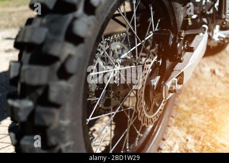 Primo piano della ruota posteriore di una moto Enduro. Foto Stock
