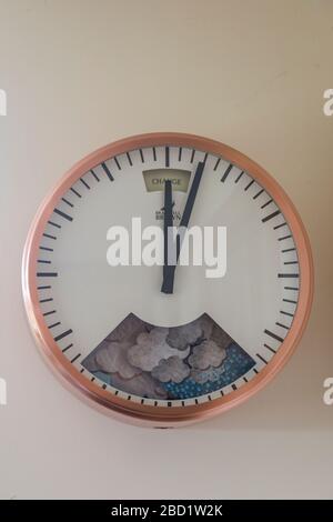 orologio con barometro costruito nel dire il cambiamento del tempo Foto Stock