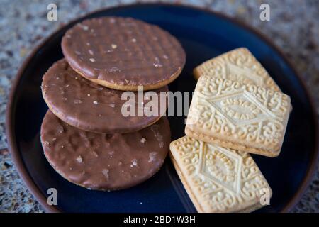 piatto di biscotti, biscotti misti seduti su un piatto Foto Stock