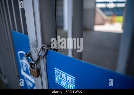 Bochum, Germania. 06th Apr, 2020. Una catena con una serratura è appesa a un ingresso dello stadio. La squadra di calcio di seconda divisione VfL Bochum è uno dei club ad alto rischio nella crisi di Corona. Già nel maggio 2020, nel peggiore dei casi, l’ex club della Bundesliga potrebbe essere minacciato di insolvenza. Credit: Fabian Strauch/dpa/Alamy Live News Foto Stock