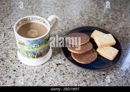 caffè e biscotti su un piatto in cucina, niente persone, biscotti al cioccolato e crema pasticcera con una tazza di caffè Foto Stock