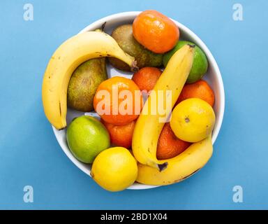 Selezione di pere, banane e agrumi Foto Stock