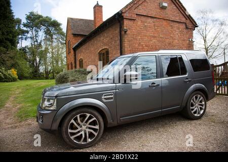 Land Rover Discovery ha parcheggiato all'esterno di una grande fattoria in campagna Foto Stock