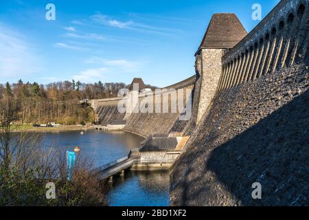 Sperrmauer der Möhnetalsperre in Möhnesee, Sauerland, Nordrhein-Westfalen, Deutschland | la diga della riserva di Moehne, Moehnesee, Sauerland, NOR Foto Stock