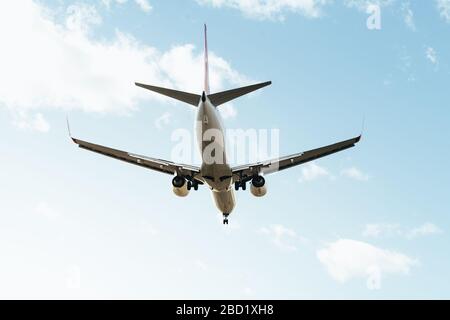 velivoli commerciali che volano da dietro con l'attrezzatura di atterraggio attivata, concetto di viaggio, spazio di copia per il testo Foto Stock