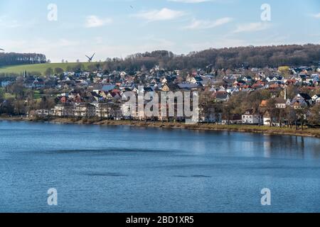 Ortsteil Günne an der Möhnetalsperre in Möhnesee, Sauerland, Nordrhein-Westfalen, Deutschland | quartiere di Guenne nel bacino idrico di Moehne, Moehnesee, Foto Stock