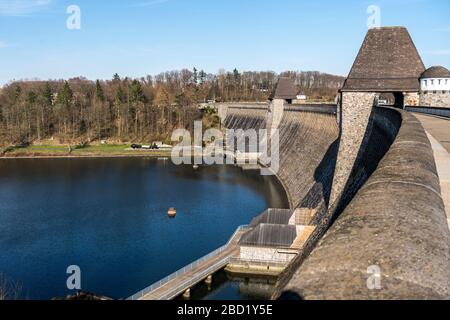 Sperrmauer der Möhnetalsperre in Möhnesee, Sauerland, Nordrhein-Westfalen, Deutschland | la diga della riserva di Moehne, Moehnesee, Sauerland, NOR Foto Stock