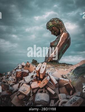 L'amore si trova nella statua di Penelope vicino al porto di Senigallia sulla costa adriatica, le Marche, Italia Foto Stock