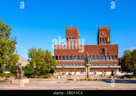 Oslo, Ostlandet / Norvegia - 2019/08/30: Palazzo storico del Municipio di Oslo - Radhuset - sede del consiglio comunale, autorità municipali a Pipervika Foto Stock