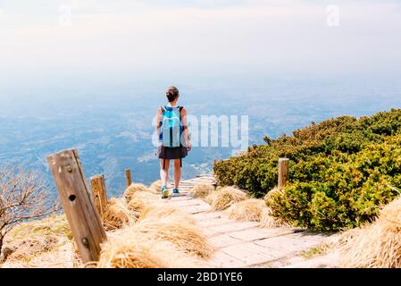 Donna escursioni sul sentiero in cima al monte Daisen a Tottori, Giappone. Foto Stock