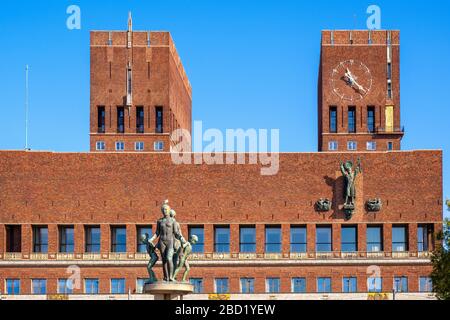 Oslo, Ostlandet / Norvegia - 2019/09/02: Scultura di Gustav Vigeland di fronte allo storico edificio del Municipio - Radhuset - di fronte all'Oslofjord di Pipervika Foto Stock