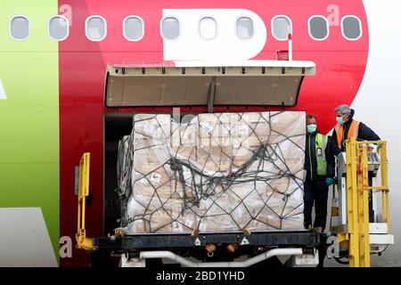 Lisbona, Portogallo. 5 Aprile 2020. Le forniture mediche provenienti dalla Cina vengono scaricate da un aereo all'aeroporto di Humberto Delgado per contribuire alla lotta contro l'epidemia di COVID-19 a Lisbona, Portogallo, 5 aprile 2020. Credit: Pedro Fiuza/Xinhua/Alamy Live News Foto Stock