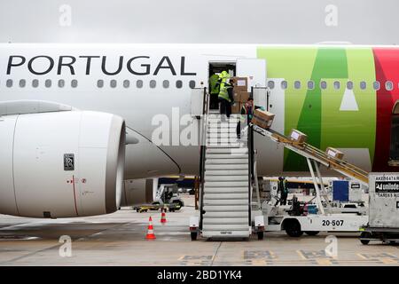 Lisbona, Portogallo. 5 Aprile 2020. Le forniture mediche provenienti dalla Cina vengono scaricate da un aereo all'aeroporto di Humberto Delgado per contribuire alla lotta contro l'epidemia di COVID-19 a Lisbona, Portogallo, 5 aprile 2020. Credit: Pedro Fiuza/Xinhua/Alamy Live News Foto Stock