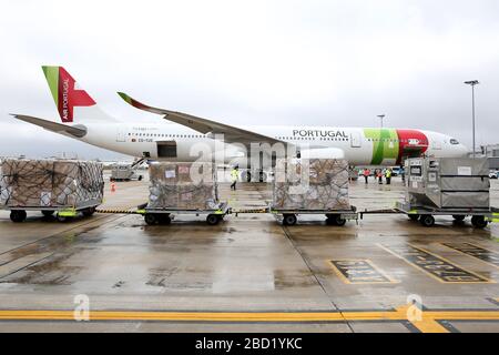 Lisbona, Portogallo. 5 Aprile 2020. Le forniture mediche provenienti dalla Cina vengono scaricate da un aereo all'aeroporto di Humberto Delgado per contribuire alla lotta contro l'epidemia di COVID-19 a Lisbona, Portogallo, 5 aprile 2020. Credit: Pedro Fiuza/Xinhua/Alamy Live News Foto Stock