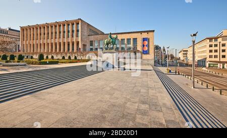 Bruxelles, Belgio - 05 aprile 2020: Il Mont des Arts a Bruxelles senza persone durante il periodo di confinamento. Foto Stock