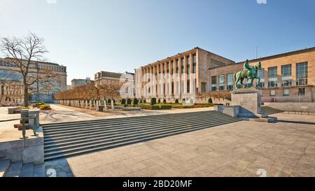 Bruxelles, Belgio - 05 aprile 2020: Il Mont des Arts a Bruxelles senza persone durante il periodo di confinamento. Foto Stock