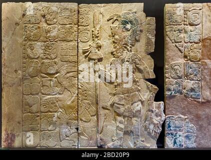 Pannelli da intaglio in mostra presso il sito archeologico di Palenque, Chiapas, Messico Foto Stock